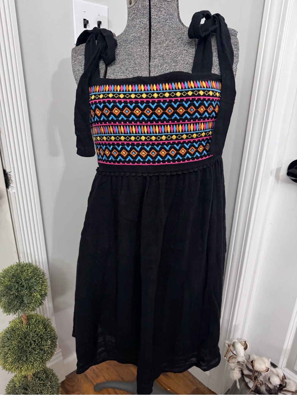 Women’s Savanna Jane Black Embroidered Dress with Ties Small NWT